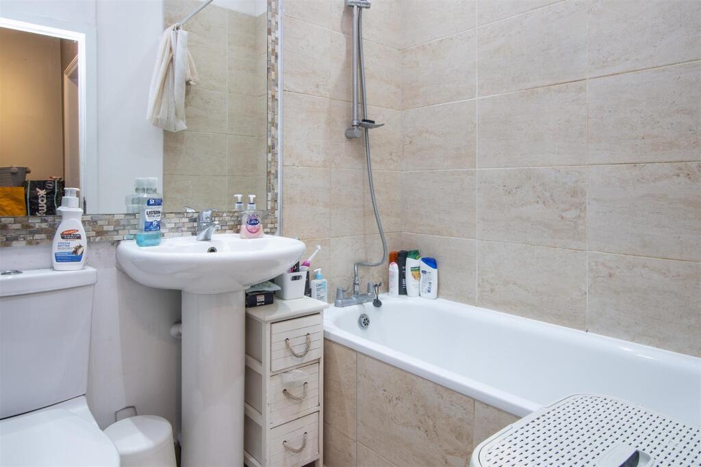 29a Hoyle Road, Tooting bathroom.jpg