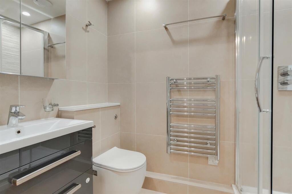 7_Main Ensuite-0.jpg