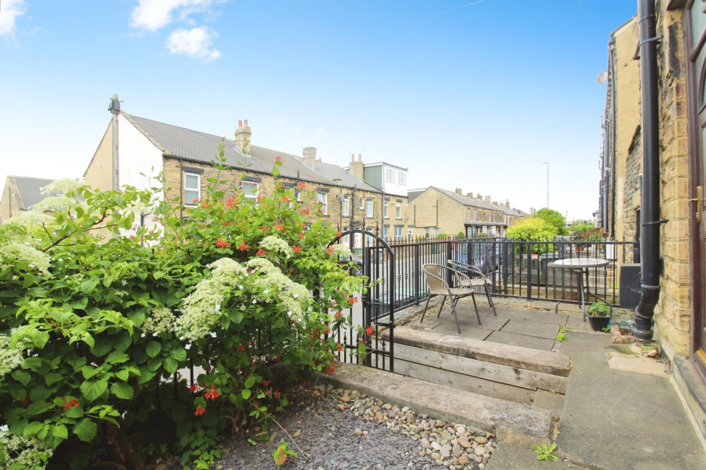 FRONT GARDEN