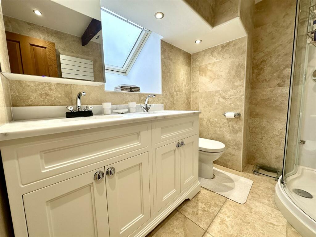EN-SUITE SHOWER ROOM
