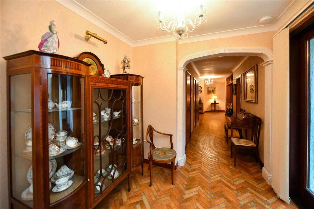 Master Bed Hall