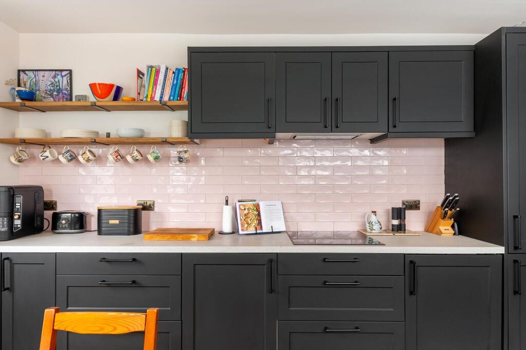 2W4RBN - Kitchen C.jpg