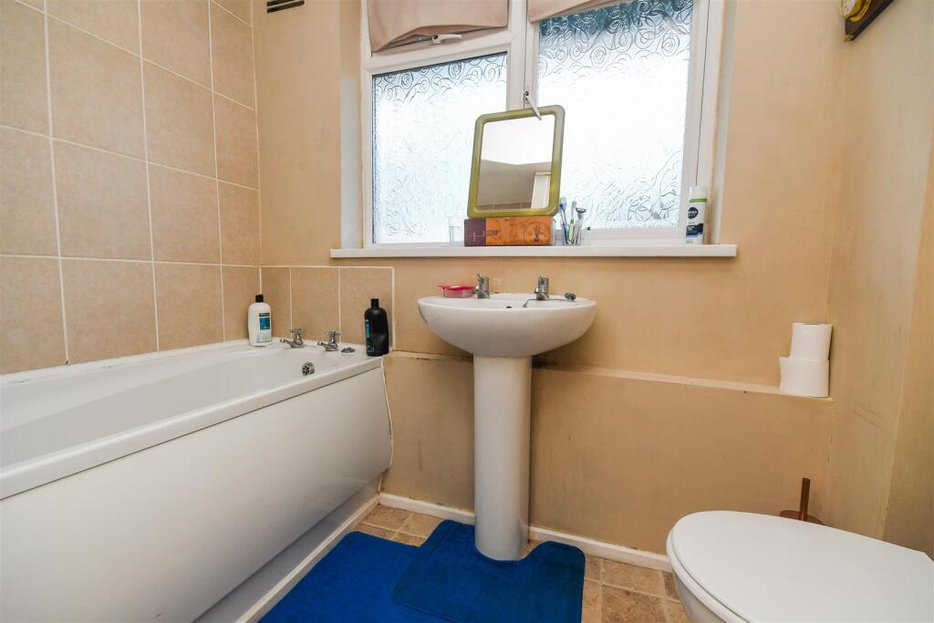6 Upper Vauxhall - Bathroom.jpg