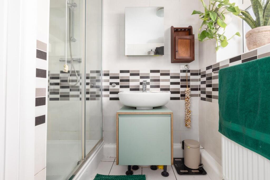 15 Stuart Street, BS5-30.jpg