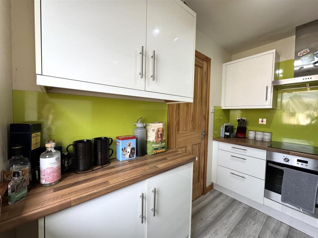 KITCHEN 2.JPG