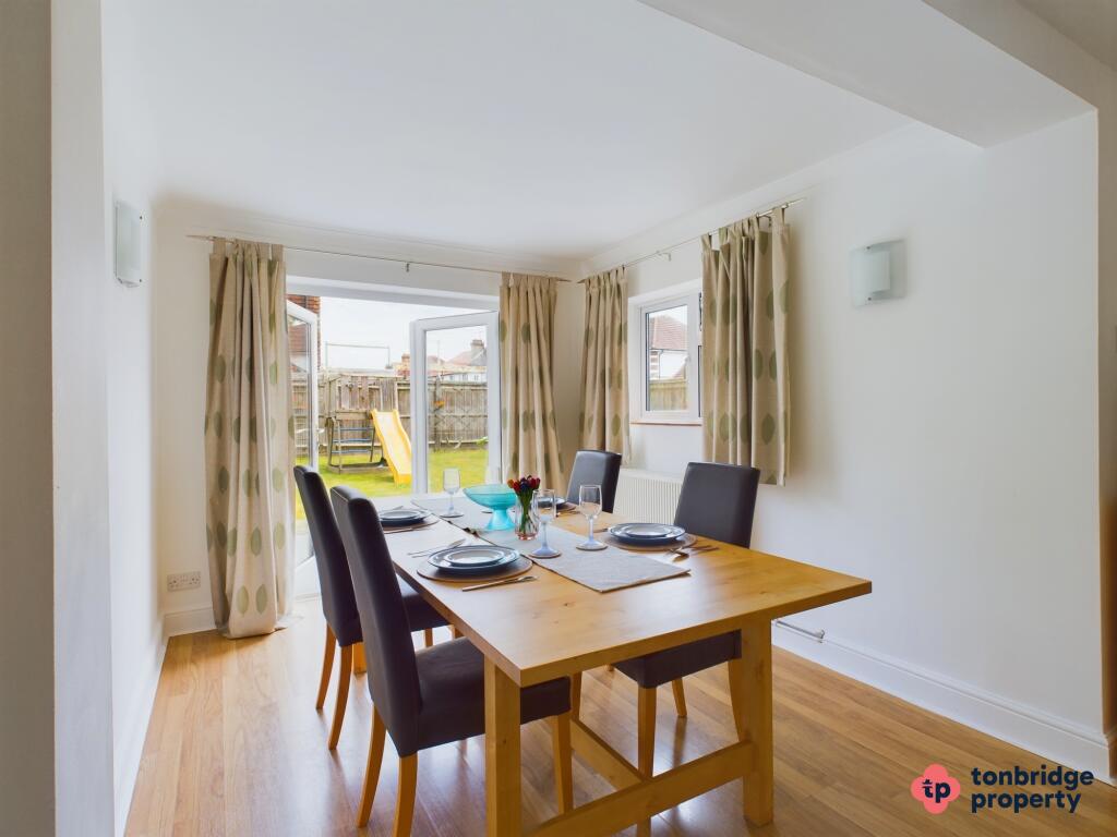 EW Giraffe Dining Room Branded 028