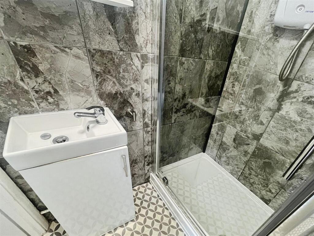 Shower Room.jpg