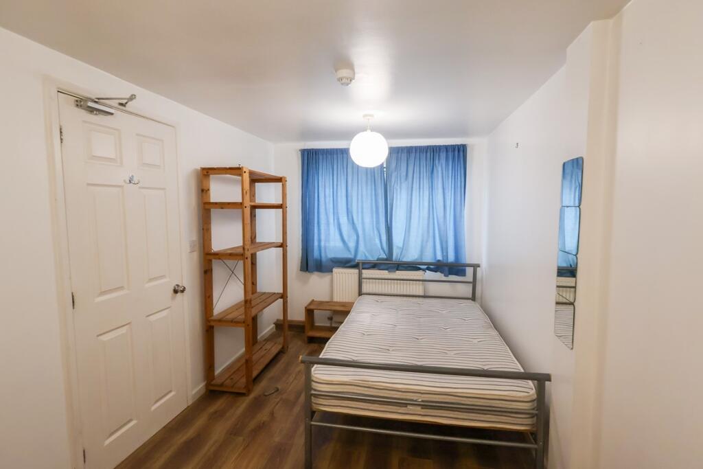 Bedroom 1 (2)