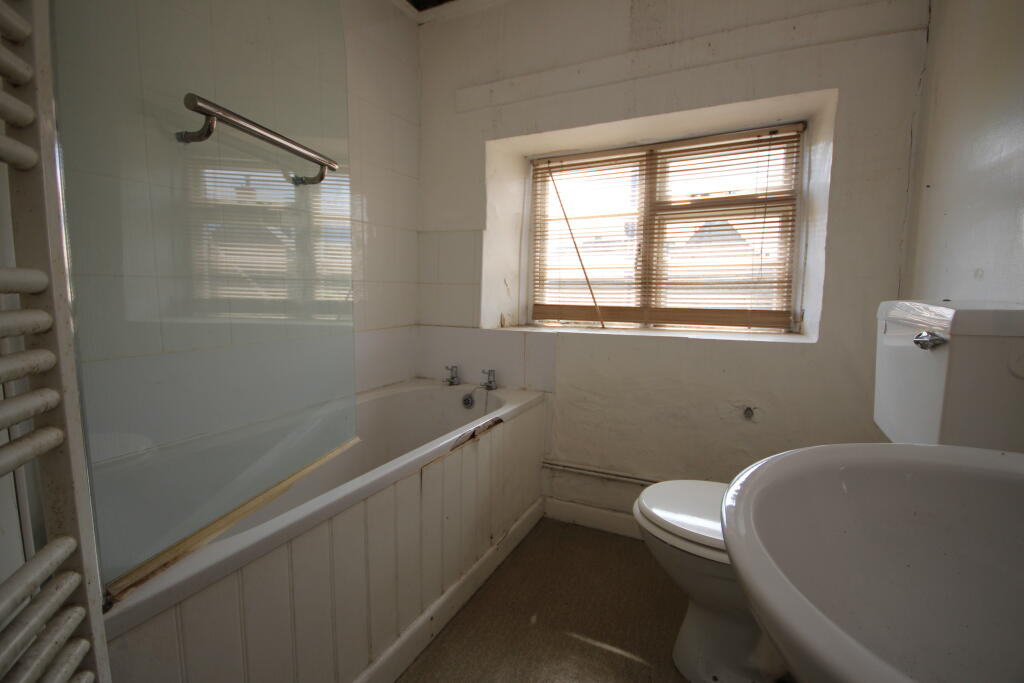 20 BATHROOM T202507081100.jpg