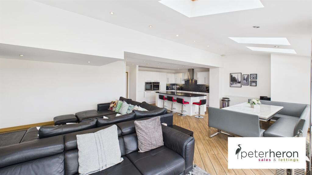 Open Plan Kitchen/Dining &amp; Family Area