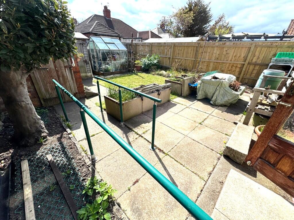 ENCLOSED REAR GARDEN