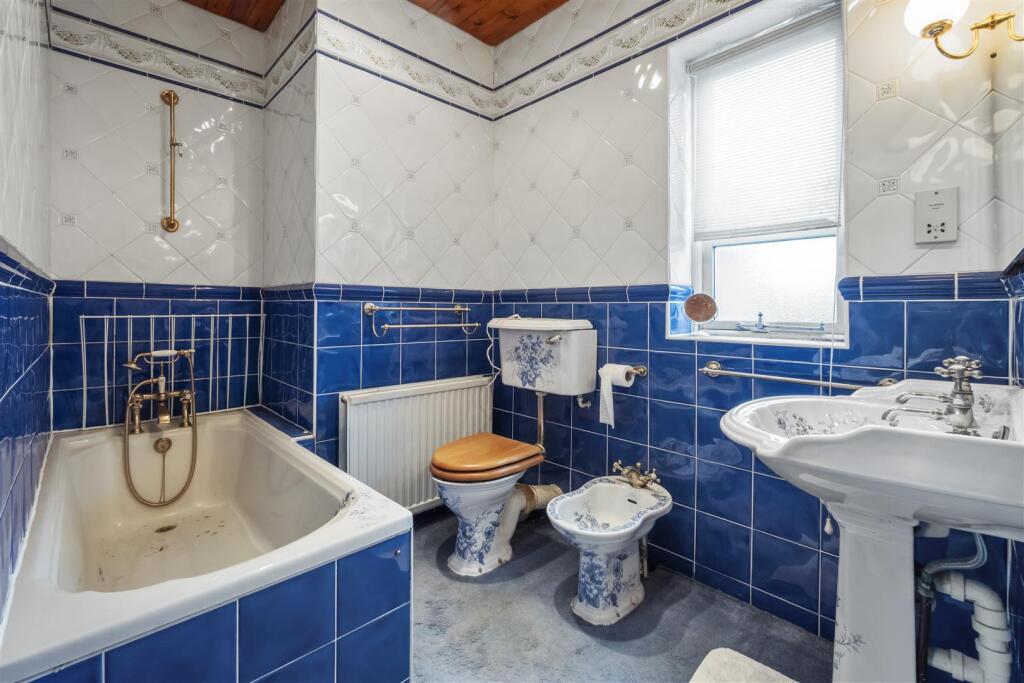 Bed 1 En Suite Bathroom