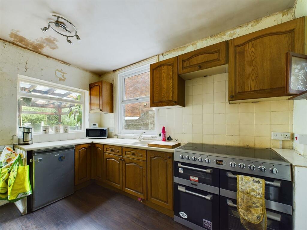 Kitchen:
