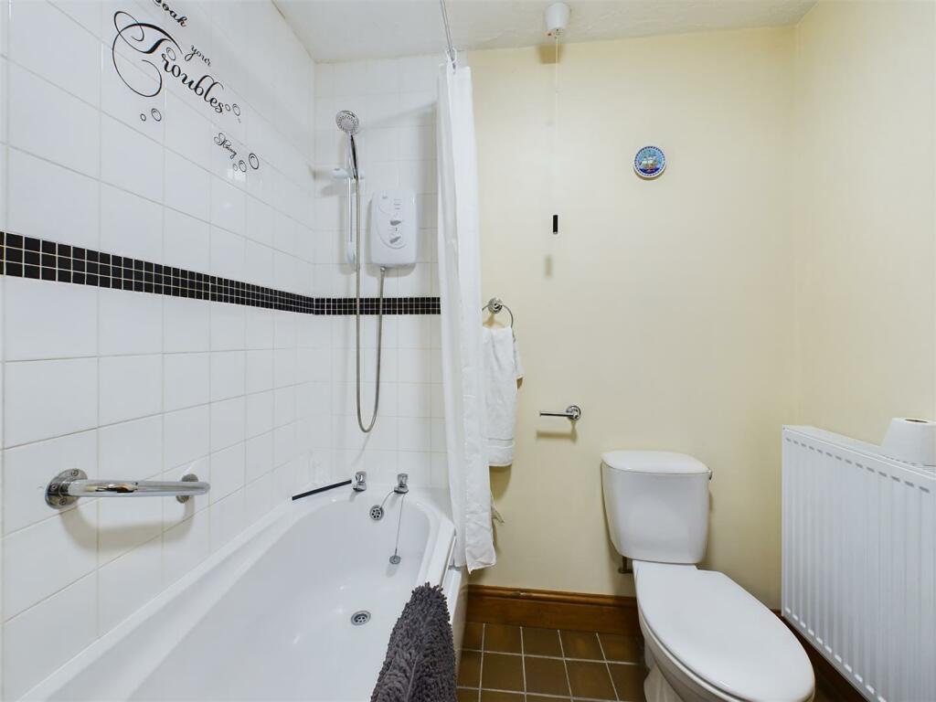 Flat 1 Bathroom