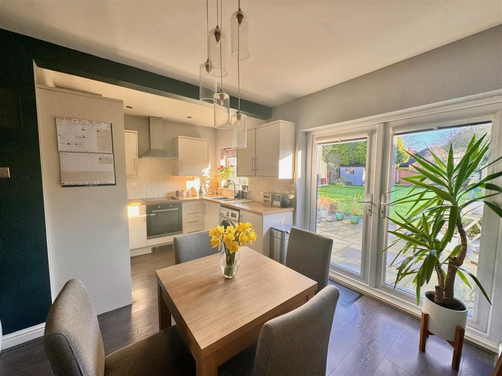 KITCHEN / DINER