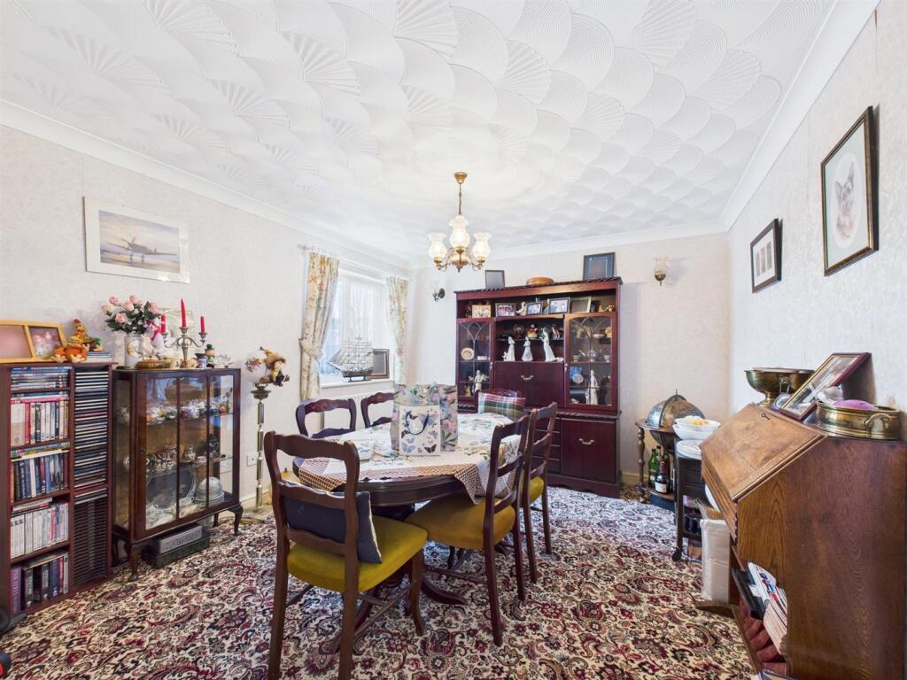 Bedroom 2/Dining Room