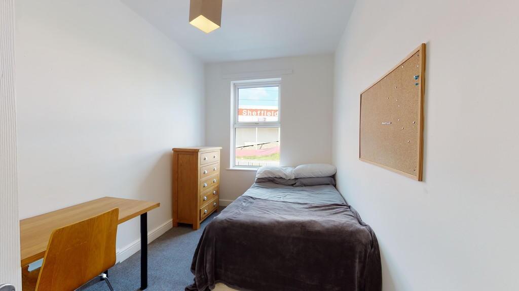 Bright and tidy single bedroom featuring a comf...