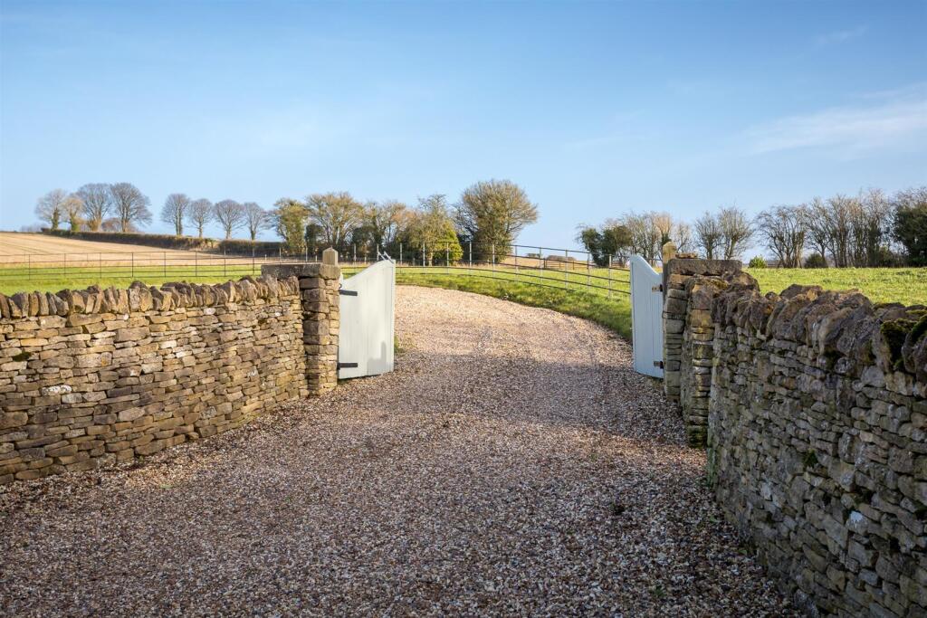 1 - Dowmans Farmhouse - GL53 9QY - Web.jpg