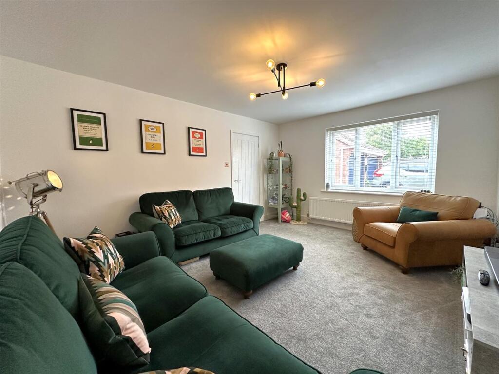Generous Lounge 050