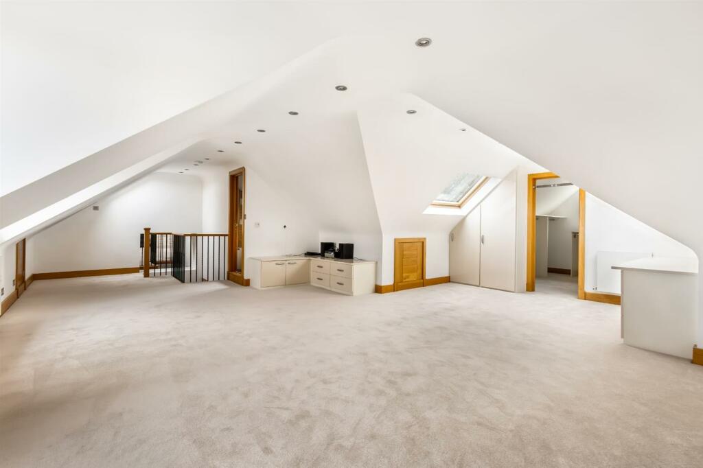 MASTER BEDROOM (Loft)