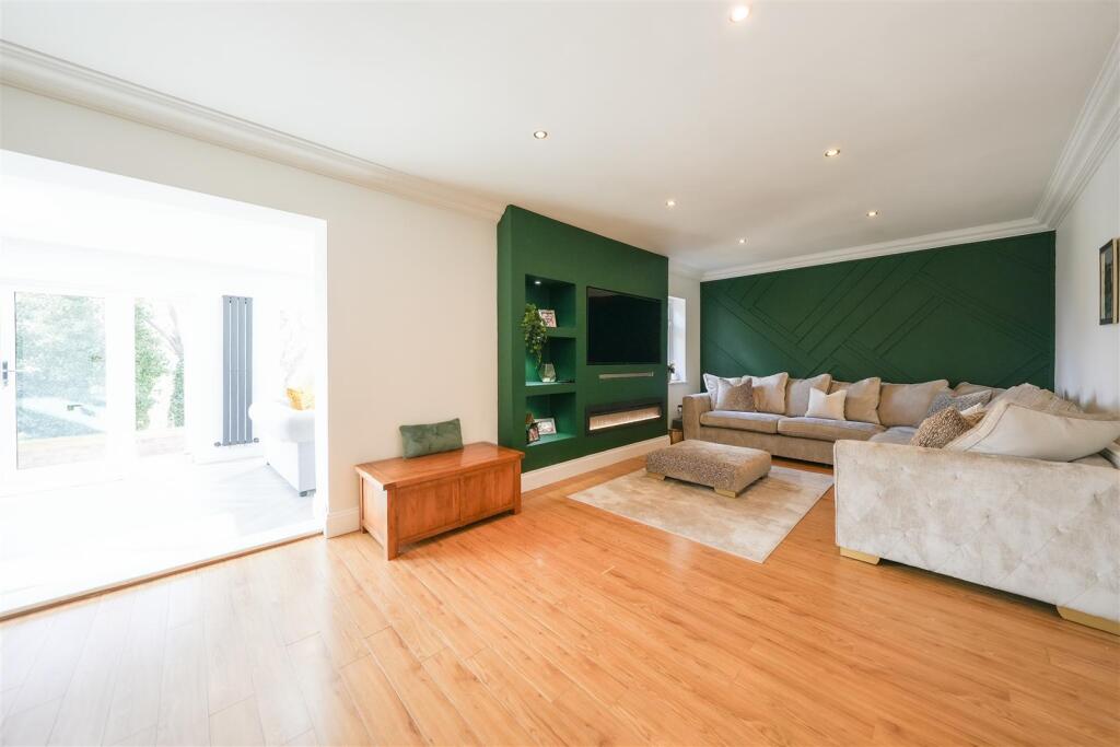 LIVING ROOM/FAMILY ROOM