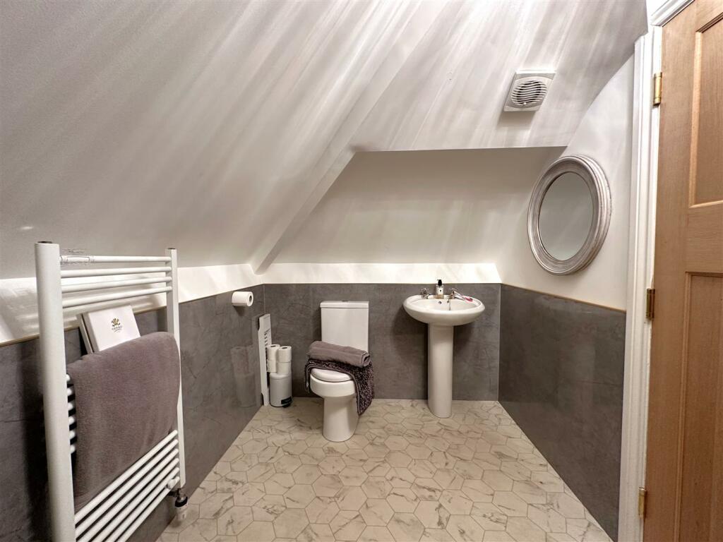 Third Floor Bathroom 292