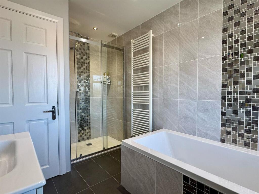 Family bathroom (2).jpg