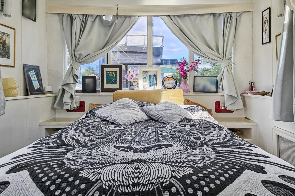 108 Taggs Island, Hampton Court, TW12 2HA