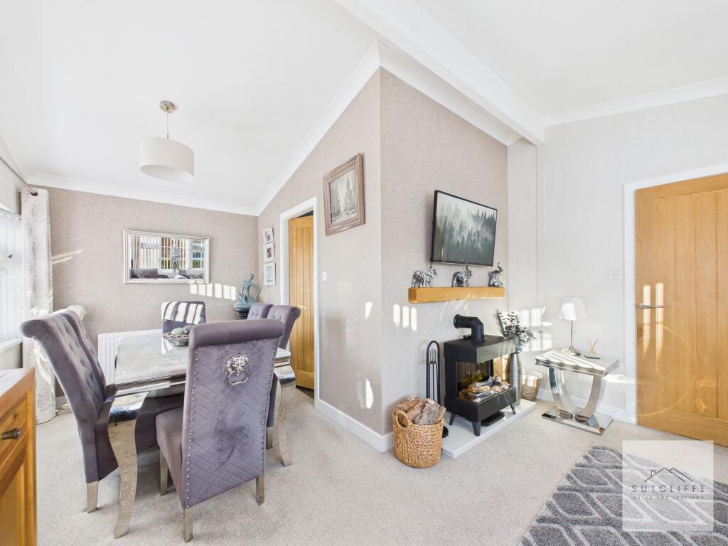 Lounge / Dining Area