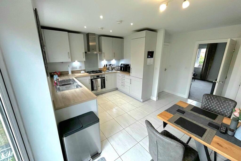 7 Kitchen 3.jpg