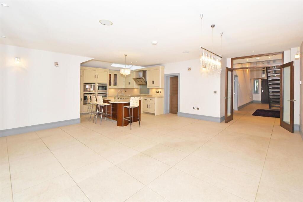 Open Plan Kitchen / Dining Area
