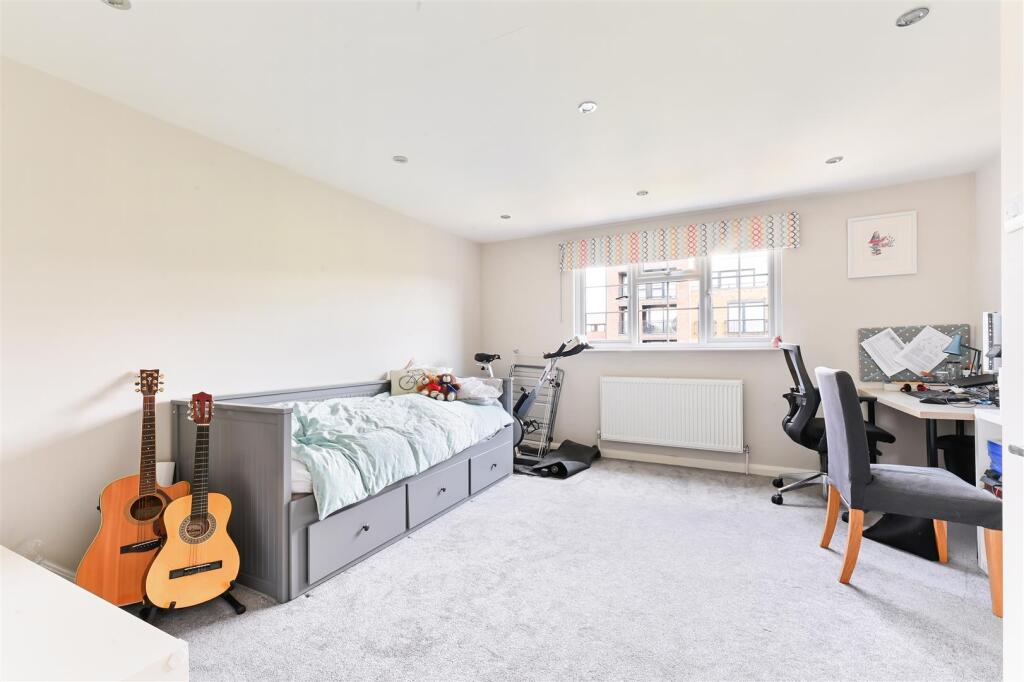 MIDDLE CLOSE, 10- (1).jpg