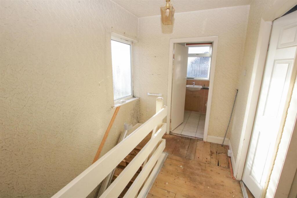 FIRST FLOOR LANDING