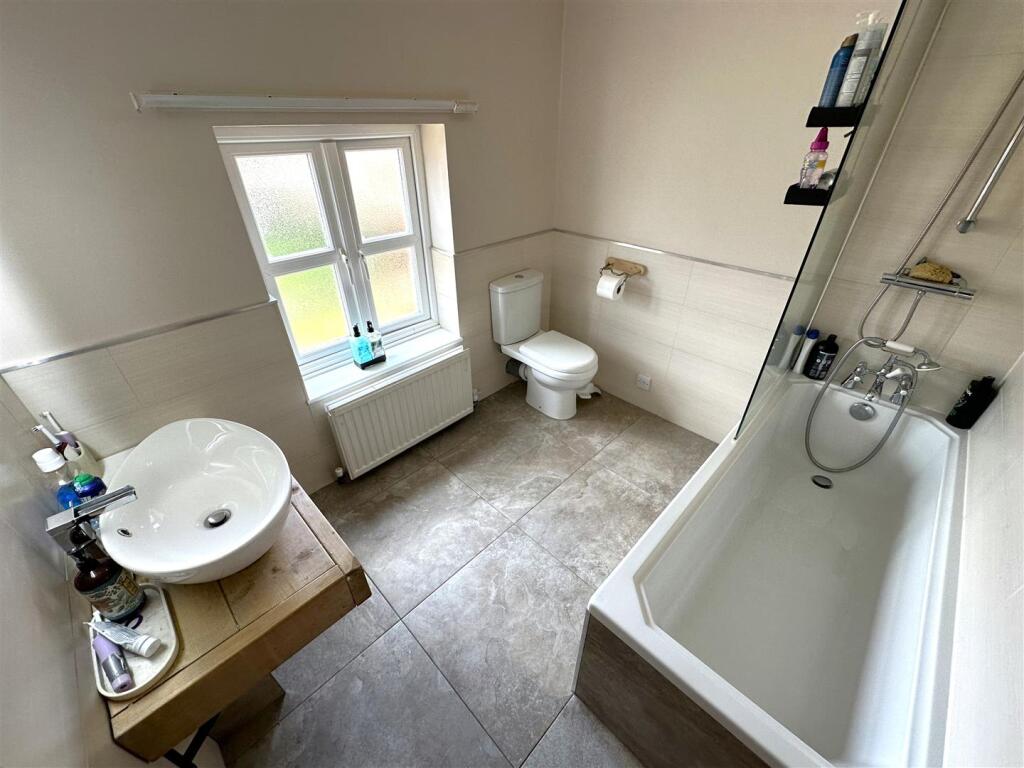 Modern Family Bathroom 936