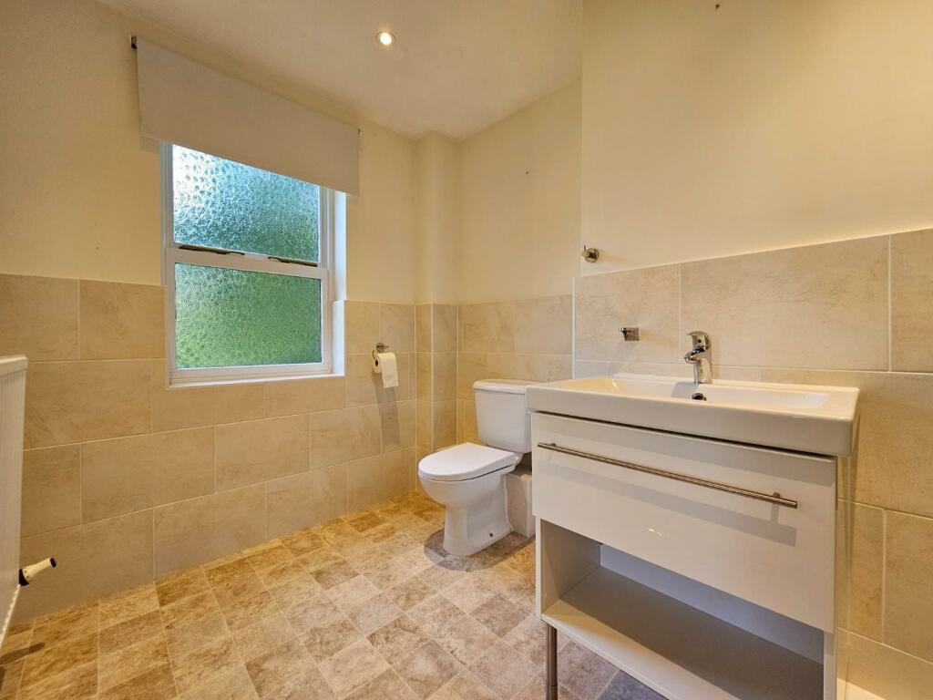 Bed 1 En-Suite Shower