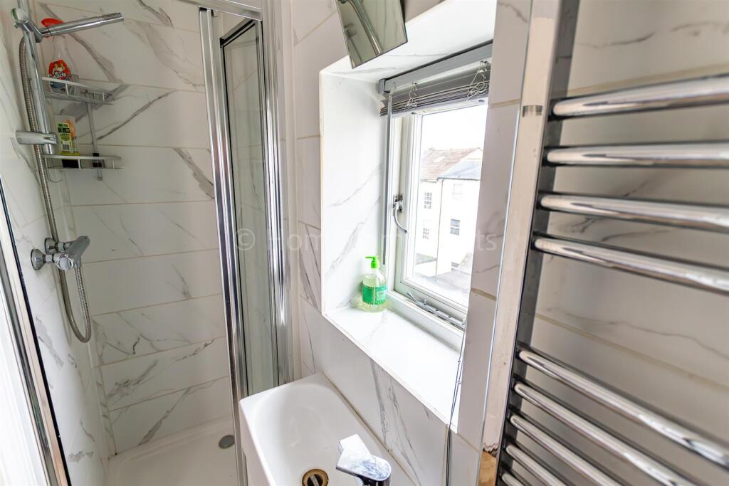 18575569 En-Suite (3).jpg