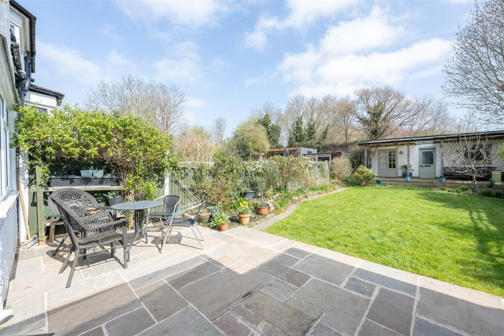 Dean Gardens, E17