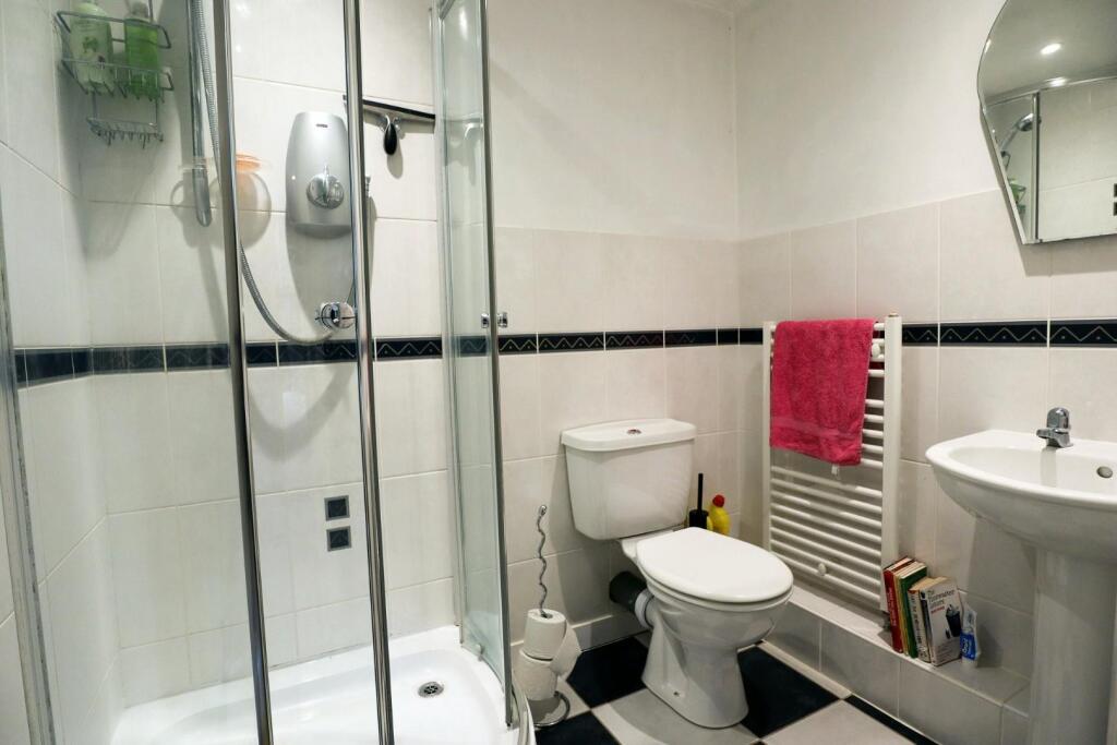 En suite (Bed 4).jpg