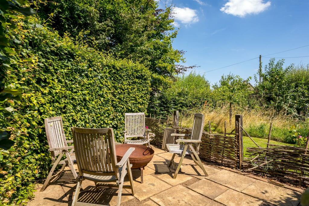 30 - 3 Manor Farm Cottages - GL7 7AL - Web.jpg