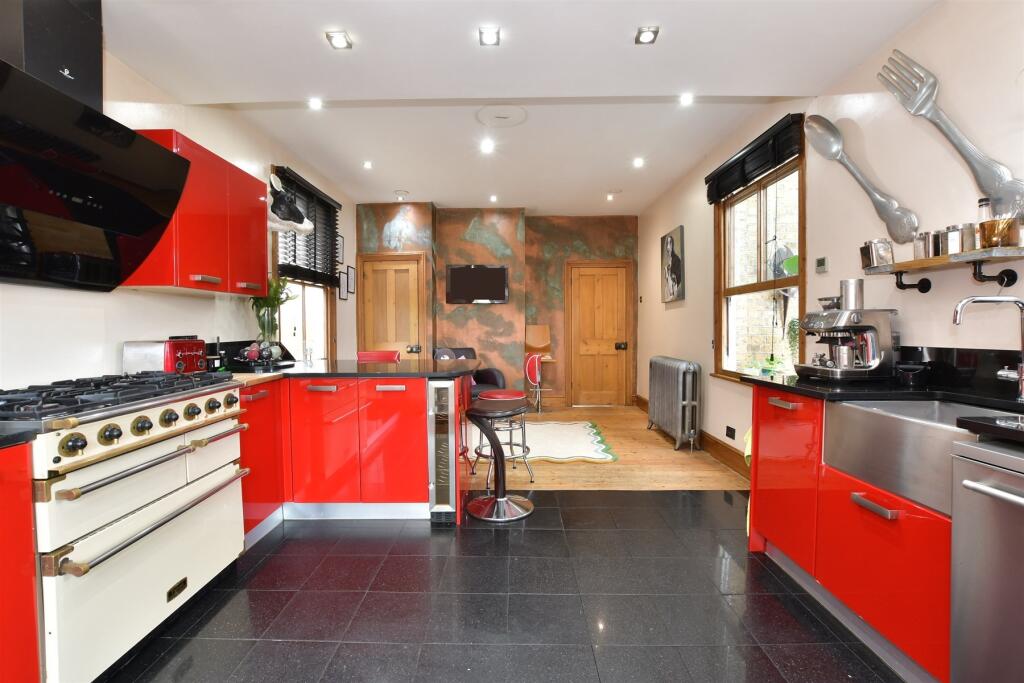 Kitchen/ Breakfast Room