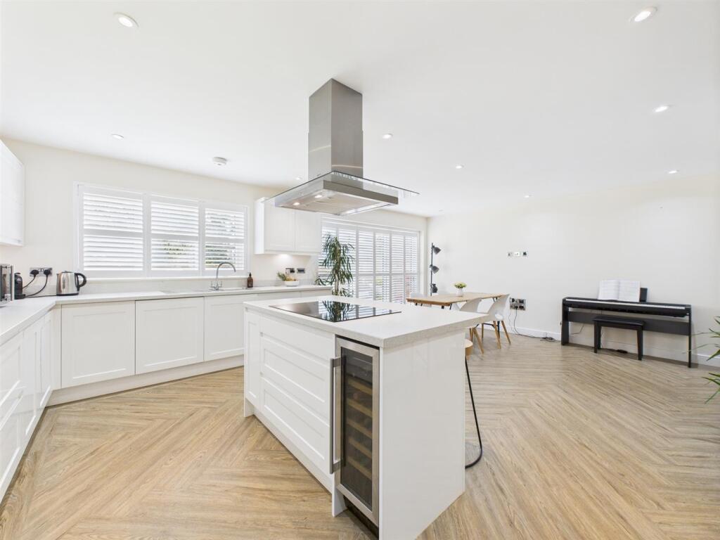 Spacious Lounge/Dining Area