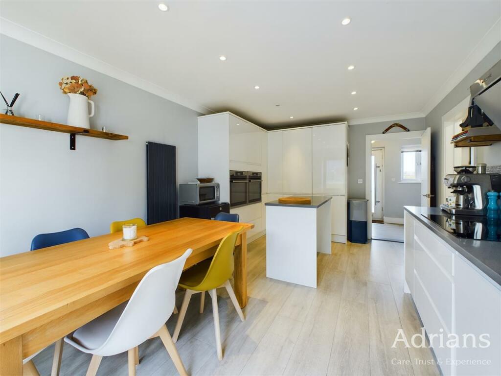 KITCHEN / DINER