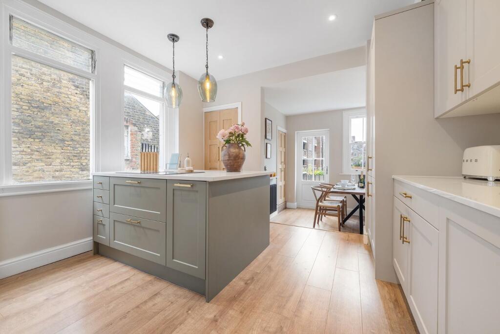 Kitchen (2).JPG