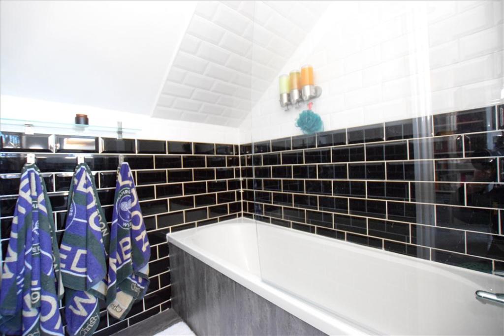 ADDITIONAL EN-SUITE PHOTO