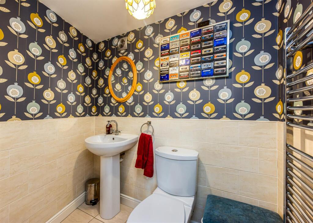 82 Station Road-Cloakroom.jpg