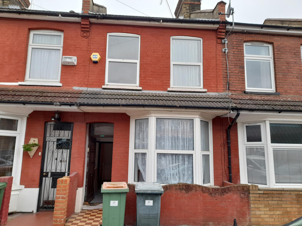 3 bedroom Mid-Terrance house for rent in E13 Plai