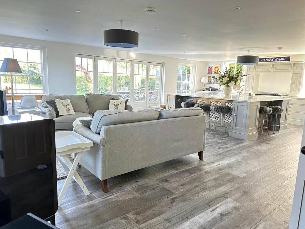 Kitchen / Reception