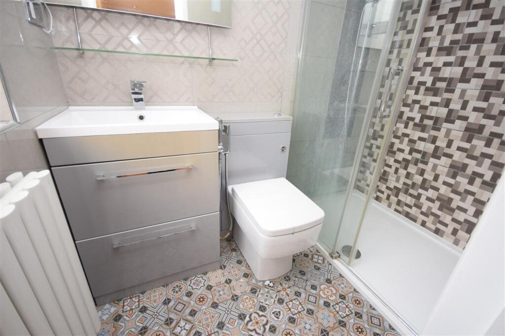 EN-SUITE SHOWER ROOM