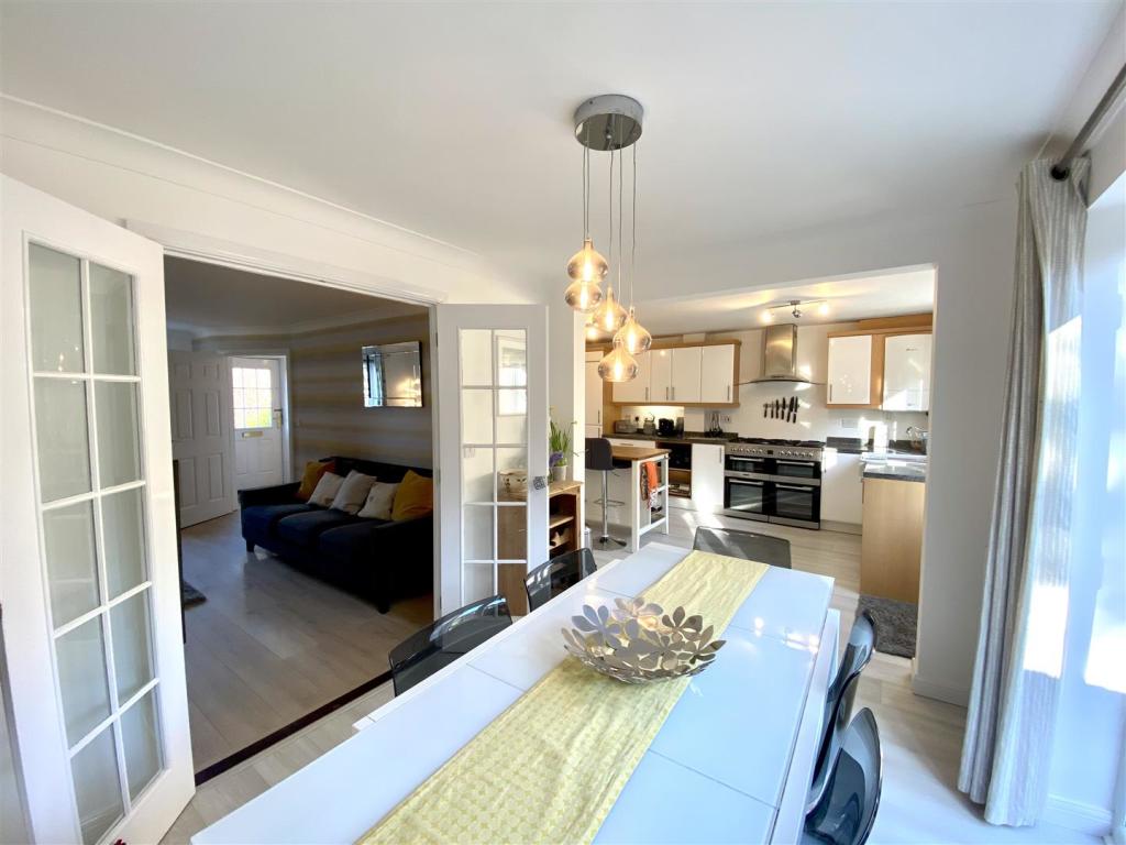 KITCHEN/DINING ROOM
