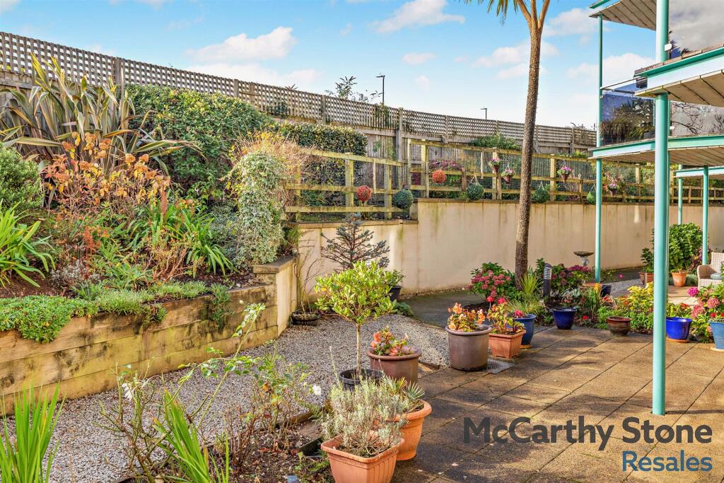 8668902-eCommunal Gardensxterior06-800.jpg